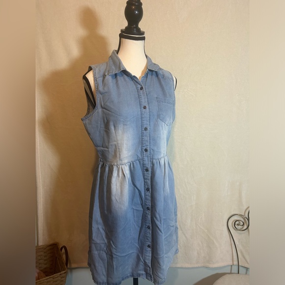 Sleeveless Button-up Dress - Picture 1 of 6